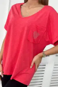 Памучна блуза с джоб и V-образно деколте – Малина – 7110