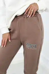 Памучен комплект – Суитшърт с надпис “Brooklyn” + Панталон – Мока – 9578