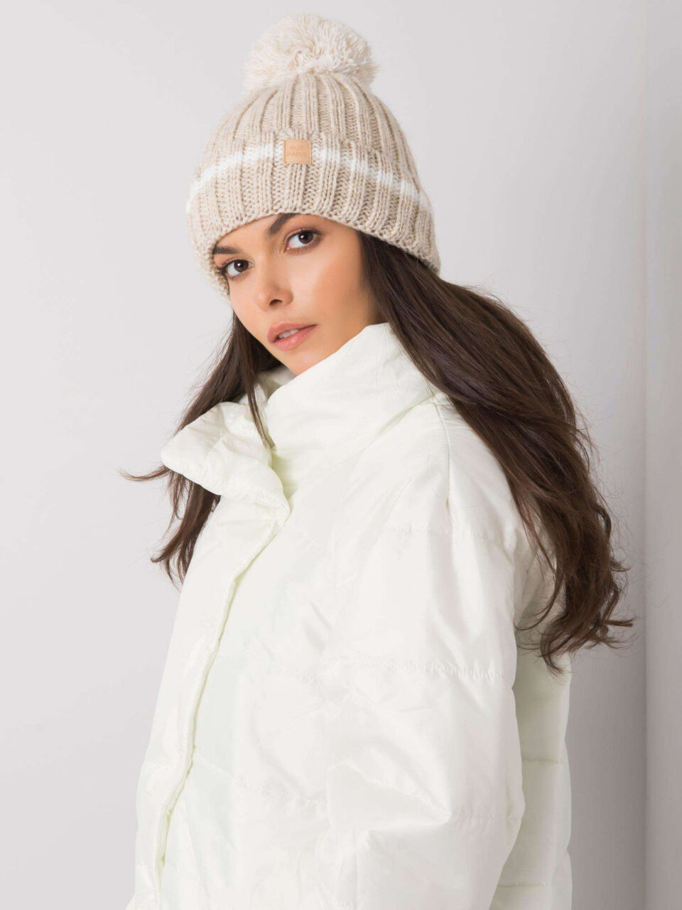 Стилна зимна шапка – Бежов – 028344